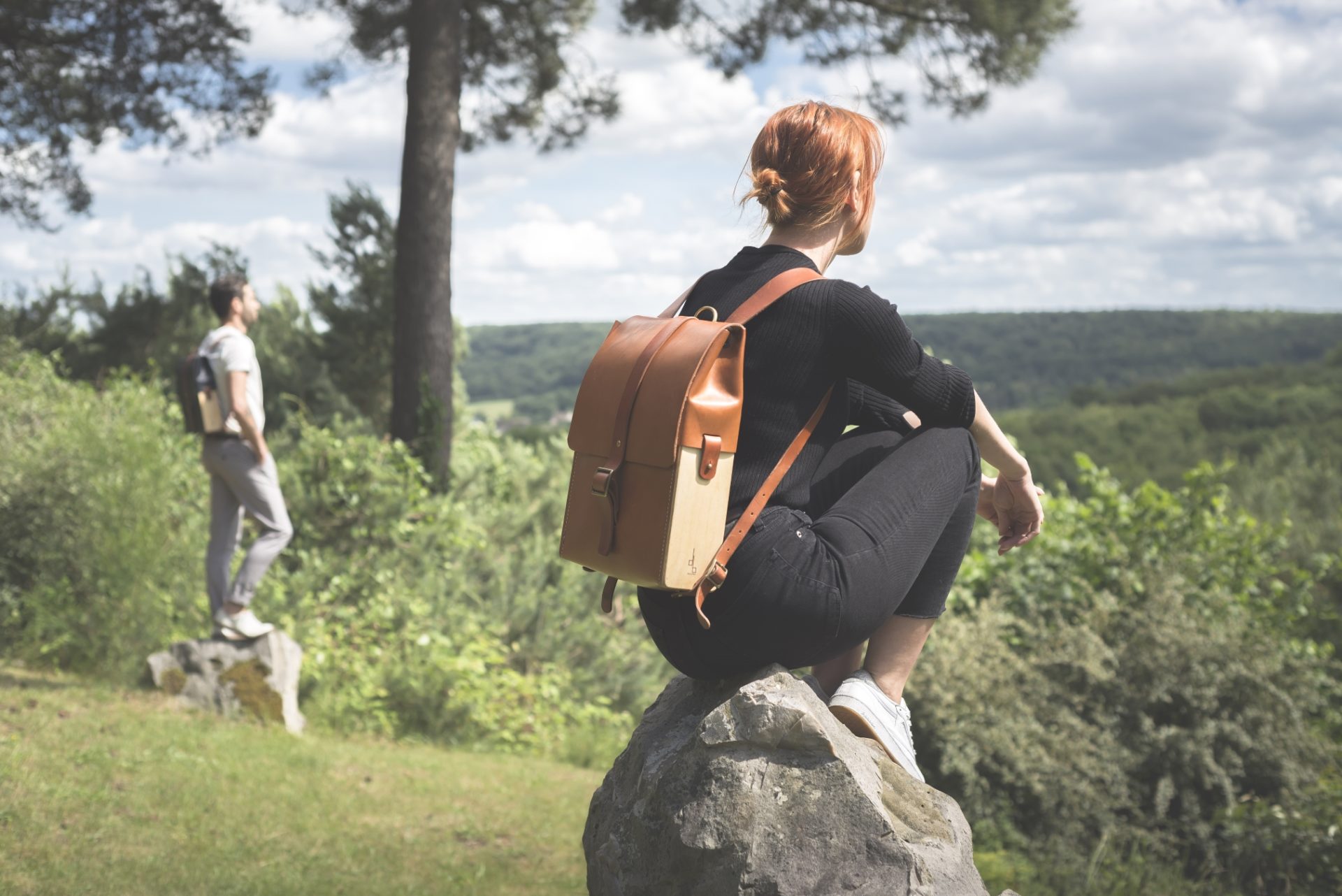 Sac à dos en cuir naturel à tannage végétal et bois, marron papaya et miel, Le Porteur
