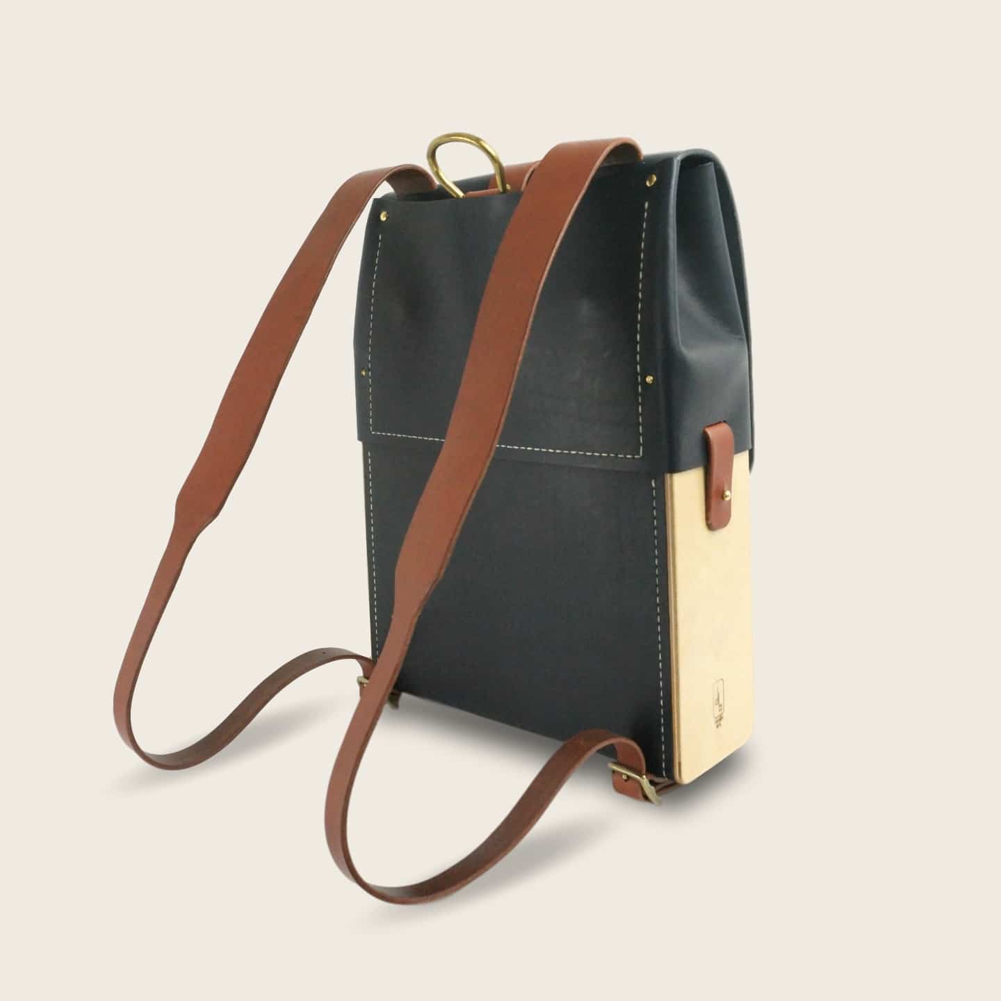 sac-dos-bois-cuir-damien-beal-porteur-creation-bleu-papaya 8_clipped_rev_2