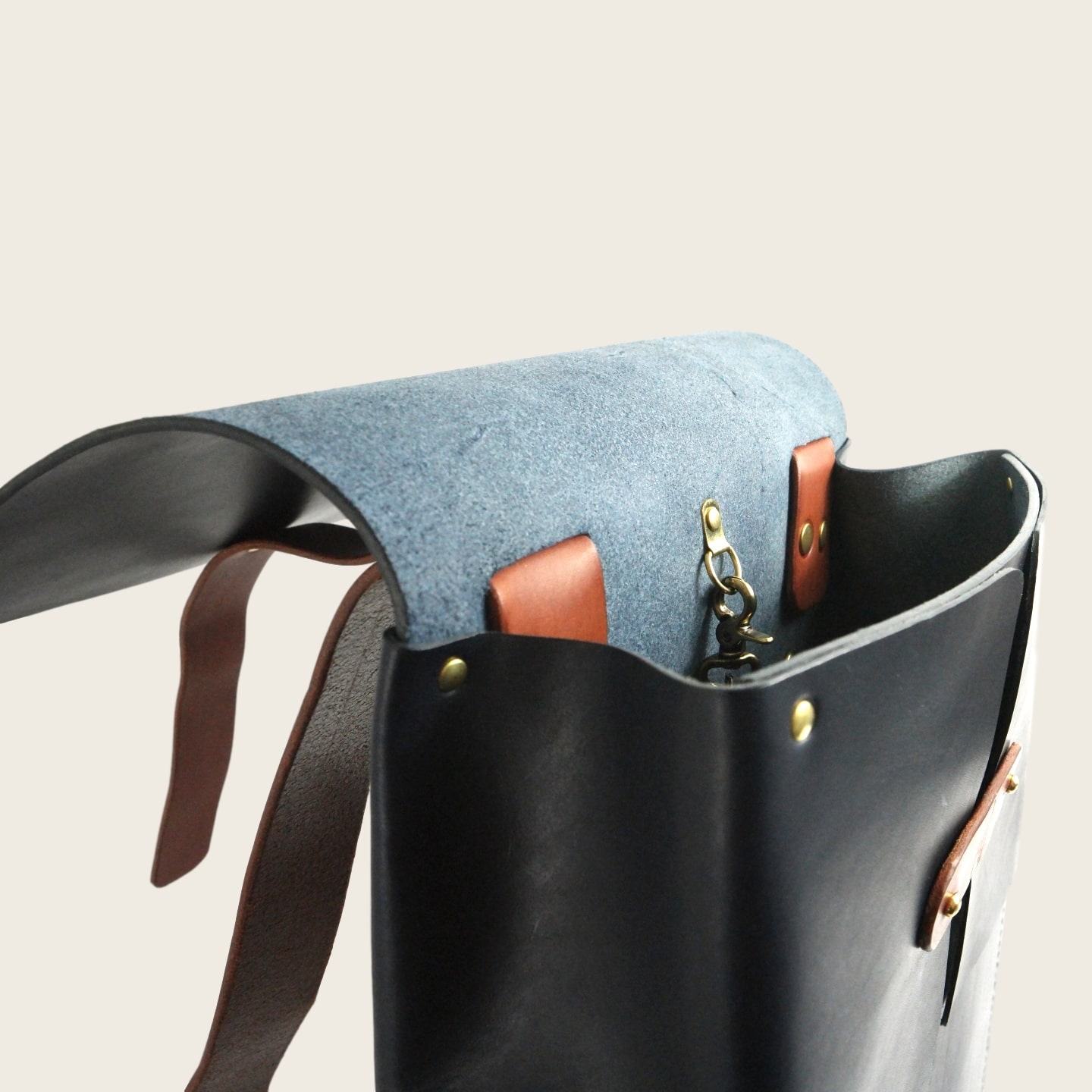 sac-dos-bois-cuir-damien-beal-porteur-creation-bleu-papaya 9_clipped_rev_2