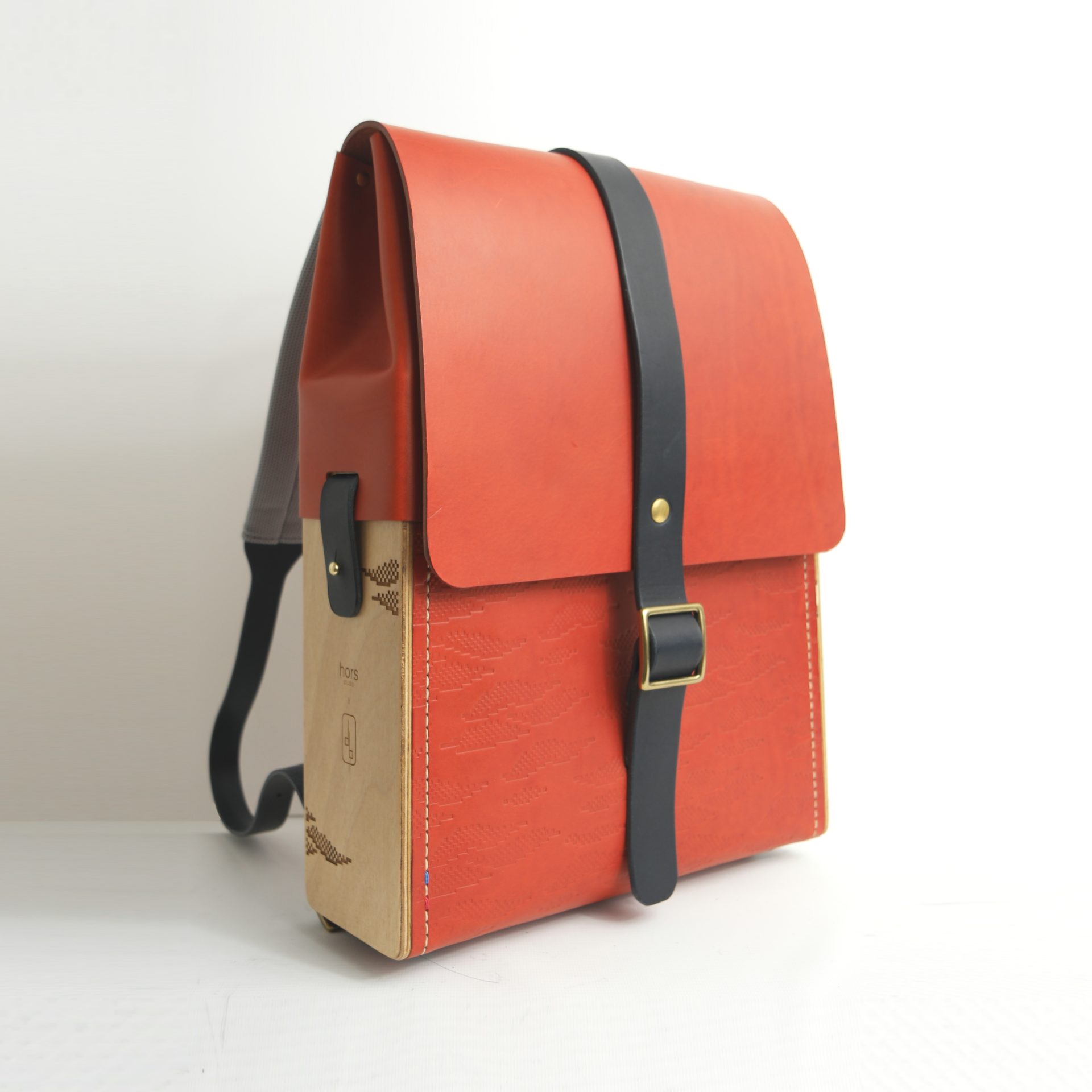hors-studio-profilJacques-Porteur - Collaboration-Hors-Studio-X-Damien- Béal-embossed-leather and engraved wooden-bag-