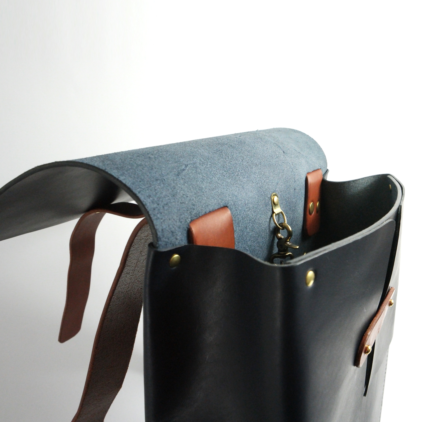 sac-dos-bois-cuir-damien-beal-porteur-creation-bleu-papaya 9