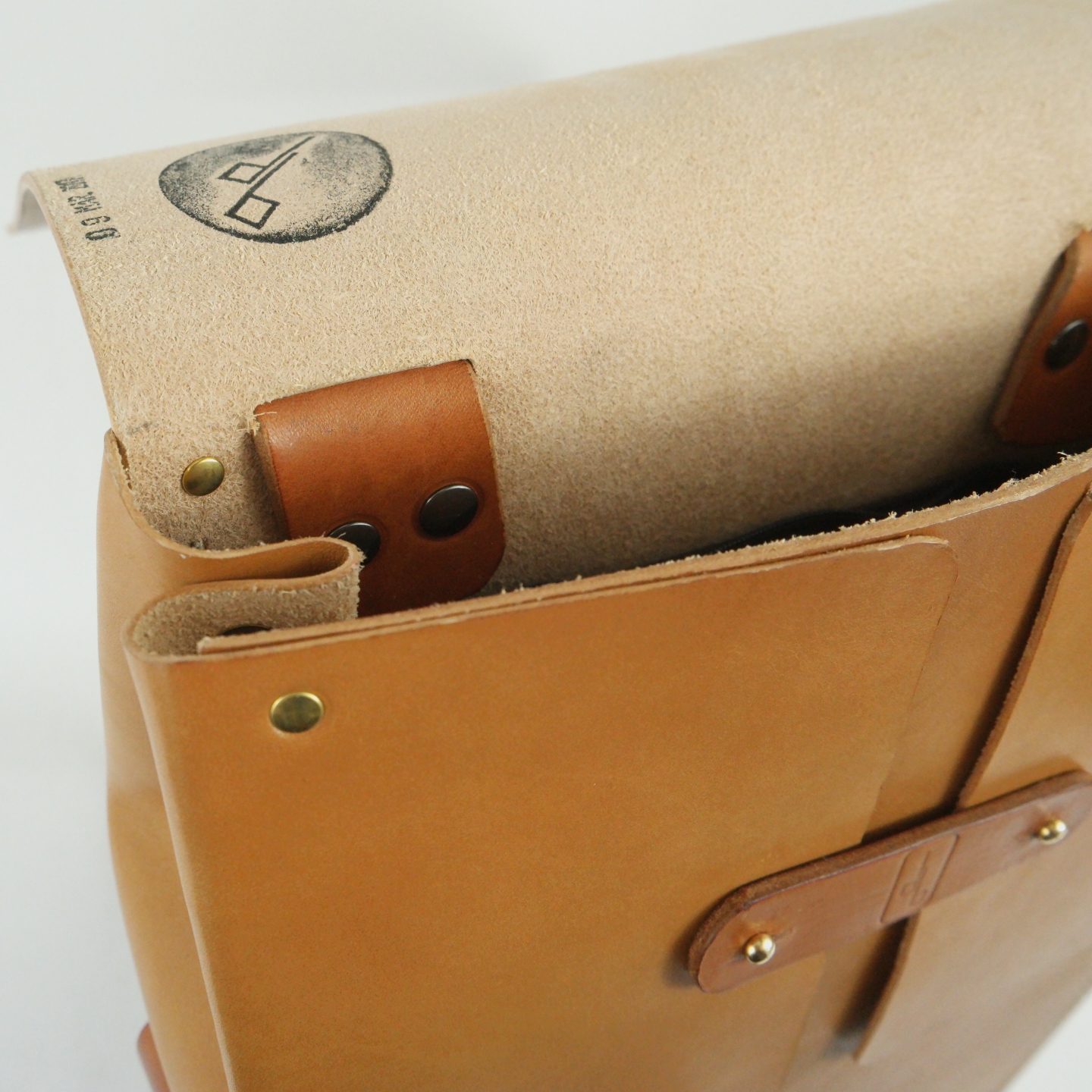 sac-dos-bois-cuir-damien-beal-porteur-creation-miel-whisky 2