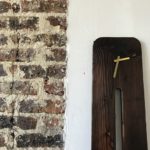 Meuble d'entrée en bois, chêne ou frêne, et porte-manteau en métal et horloge en bois brûlé - Le Vestiaire et La Comtoise