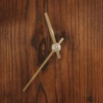 Horloge moderne en bois brûlé - La Comtoise