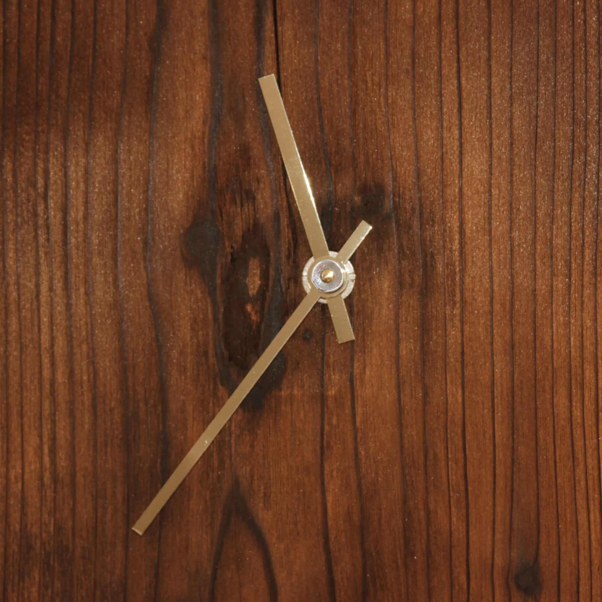 Horloge moderne en bois brûlé - La Comtoise