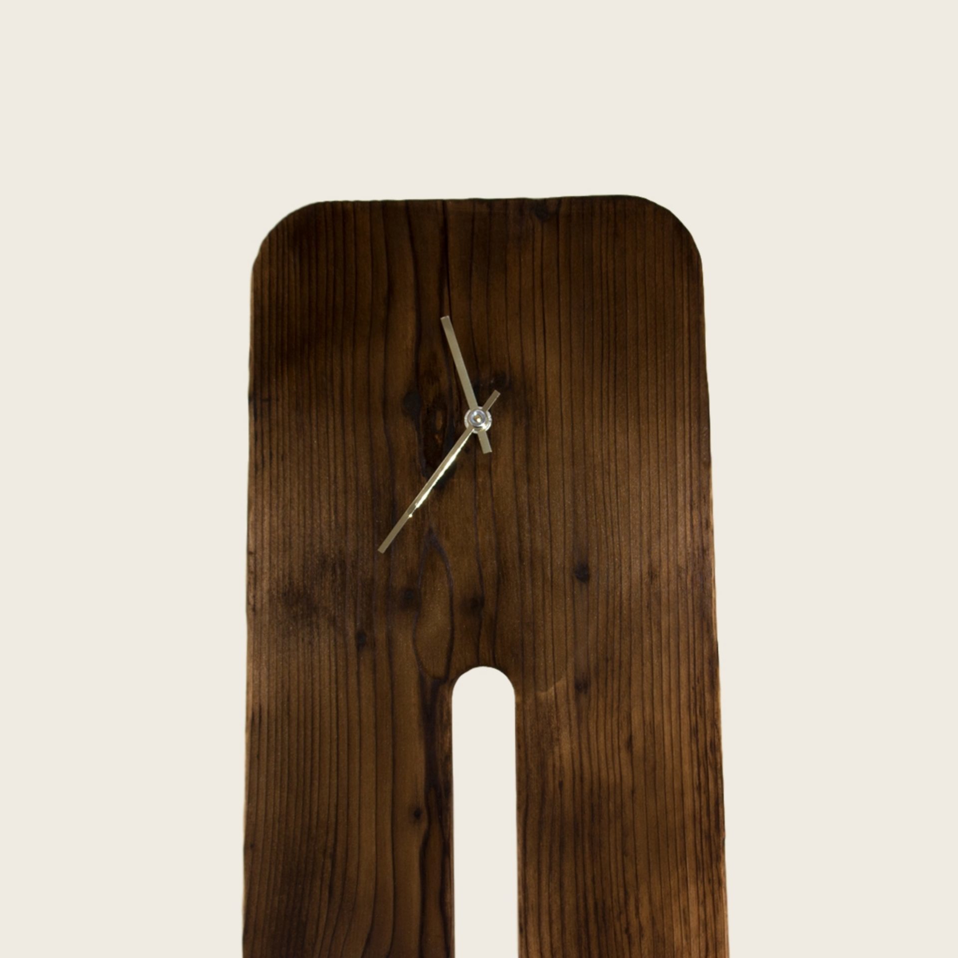 Horloge moderne en bois brûlé - La Comtoise