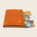 Pochette, chemise pour documents, en cuir naturel à tannage végétal, marron whisky, Le Passeport