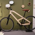 Vélo urbain en bois exposé au concept store Empreintes à Paris - Le Vélo Bois