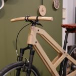 Vélo urbain en bois exposé au concept store Empreintes à Paris - Le Vélo Bois