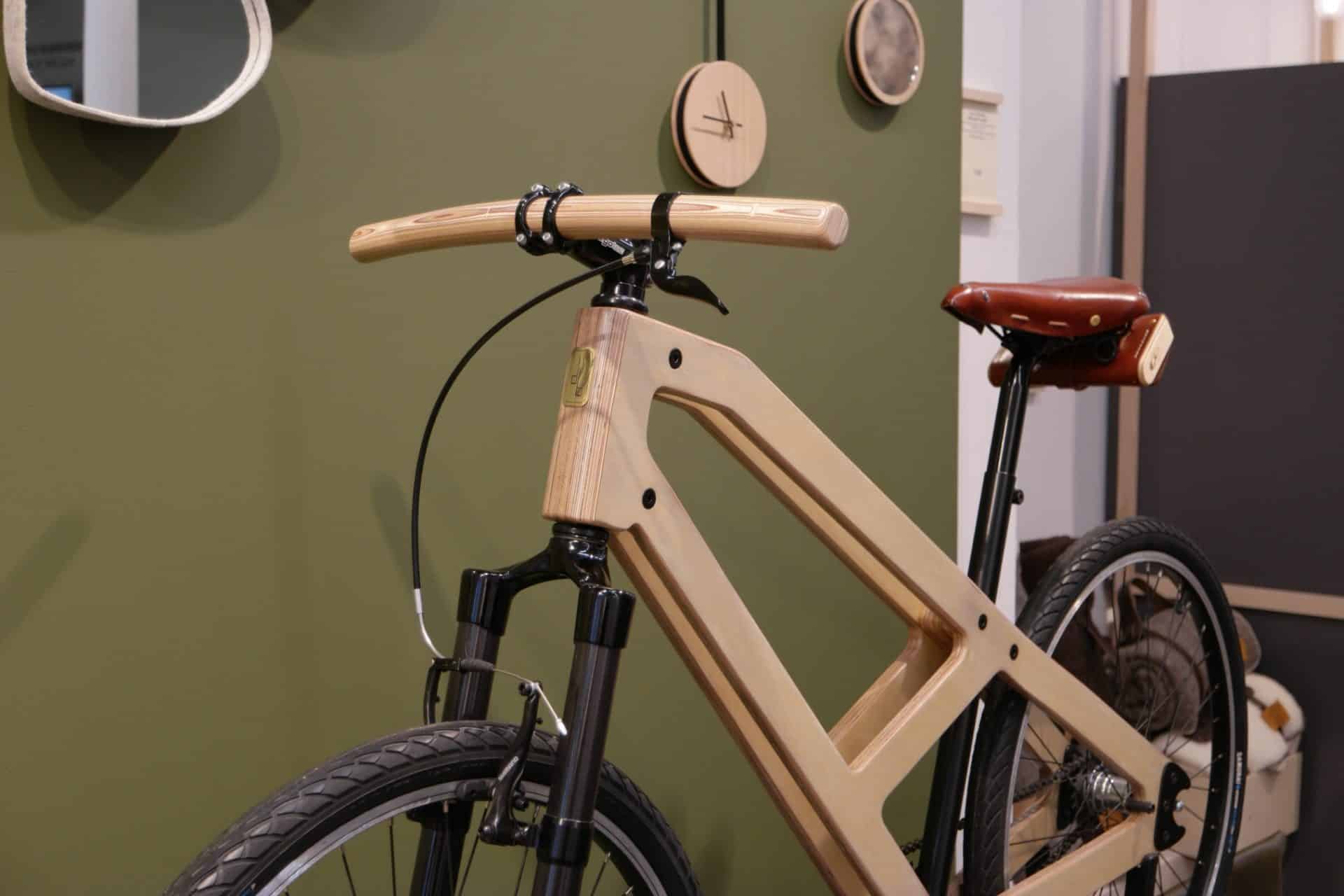 Vélo urbain en bois exposé au concept store Empreintes à Paris - Le Vélo Bois