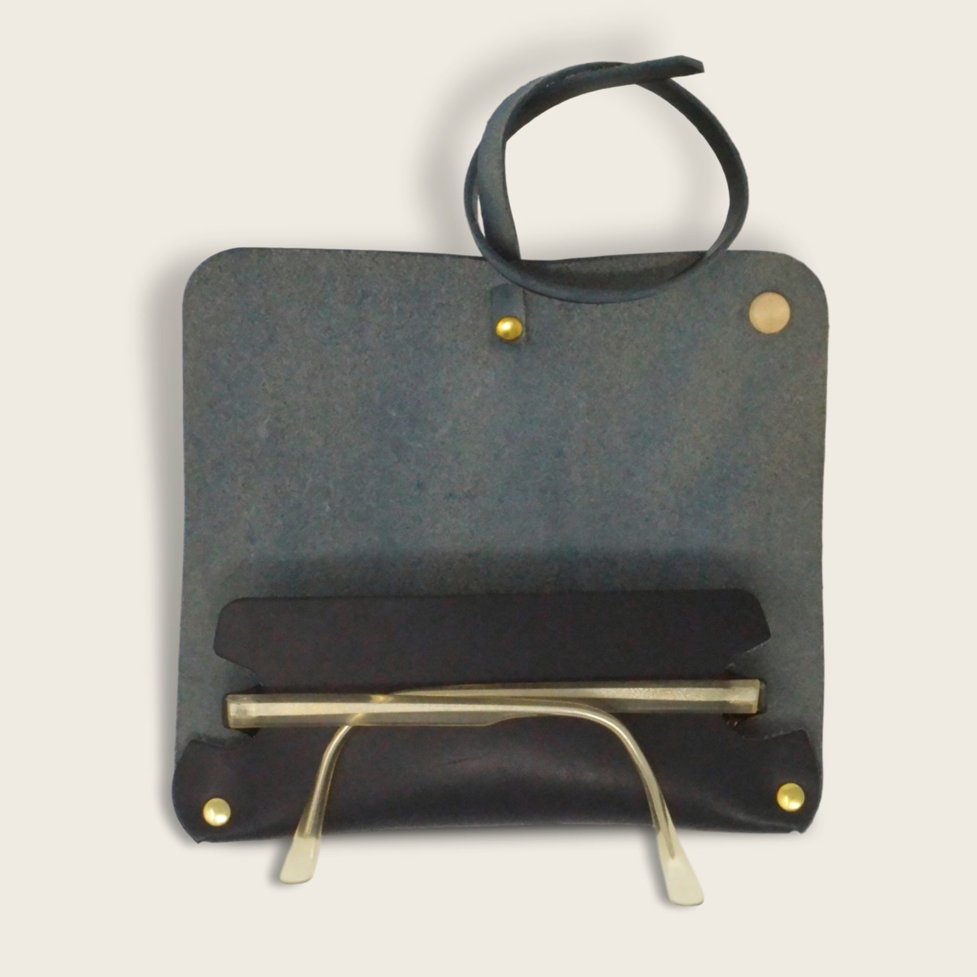 Etui à lunettes, en cuir naturel à tannage végétal et bois, bleu marine