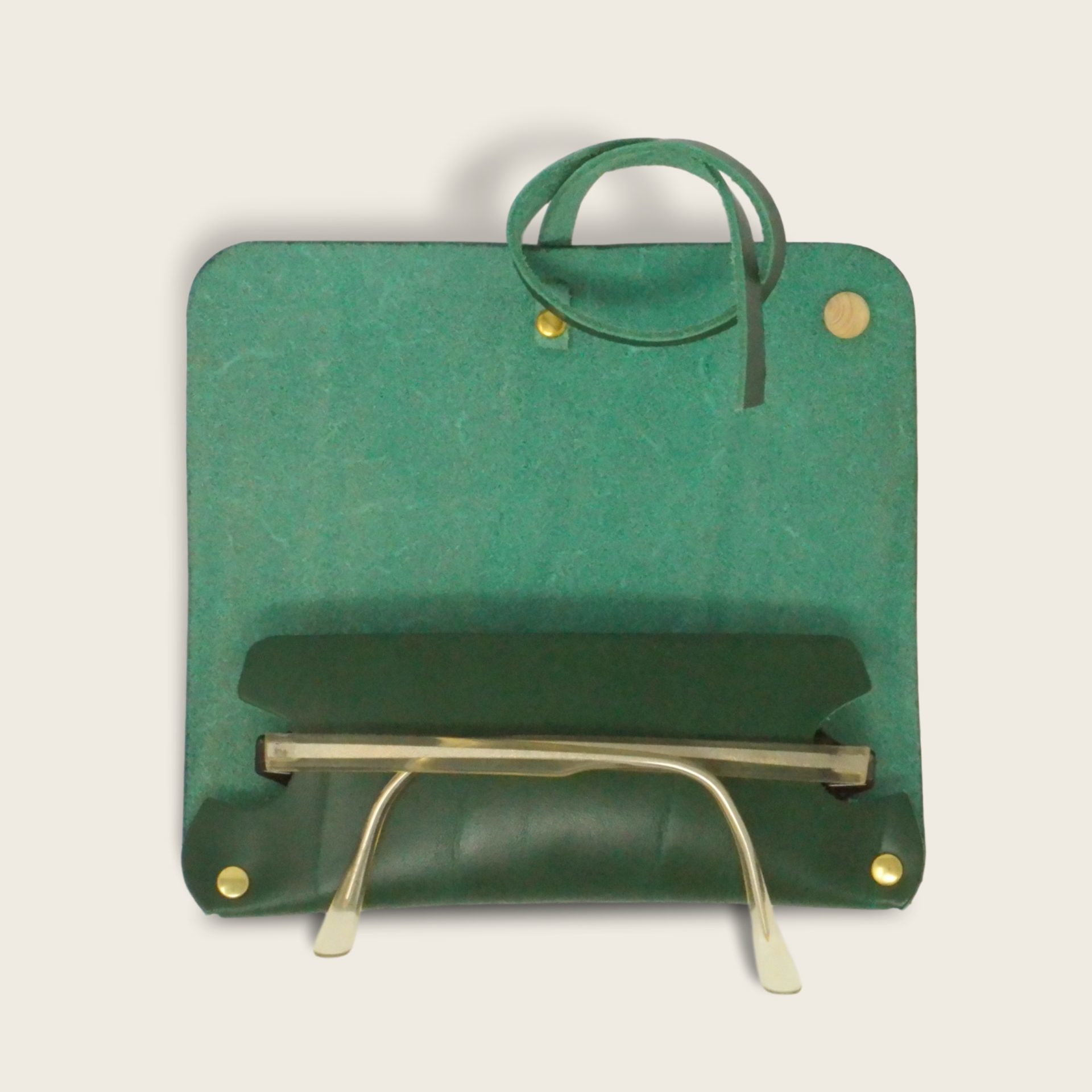 Etui-lunettes-vert-Damien-Béal 2 HD_clipped_rev_2 Etui à lunettes, en cuir naturel et bois, vert