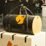 Sac de voyage en cuir naturel à tannage végétal et bois, logo du Wu Tang, pièce unique exposée à La Place Hip Hop à Paris en mai 2017, Le Wu Bag