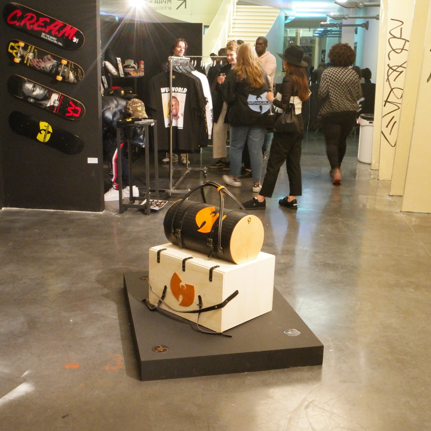 Sac de voyage en cuir naturel à tannage végétal et bois, logo du Wu Tang, pièce unique exposée à La Place Hip Hop à Paris en mai 2017, Le Wu Bag