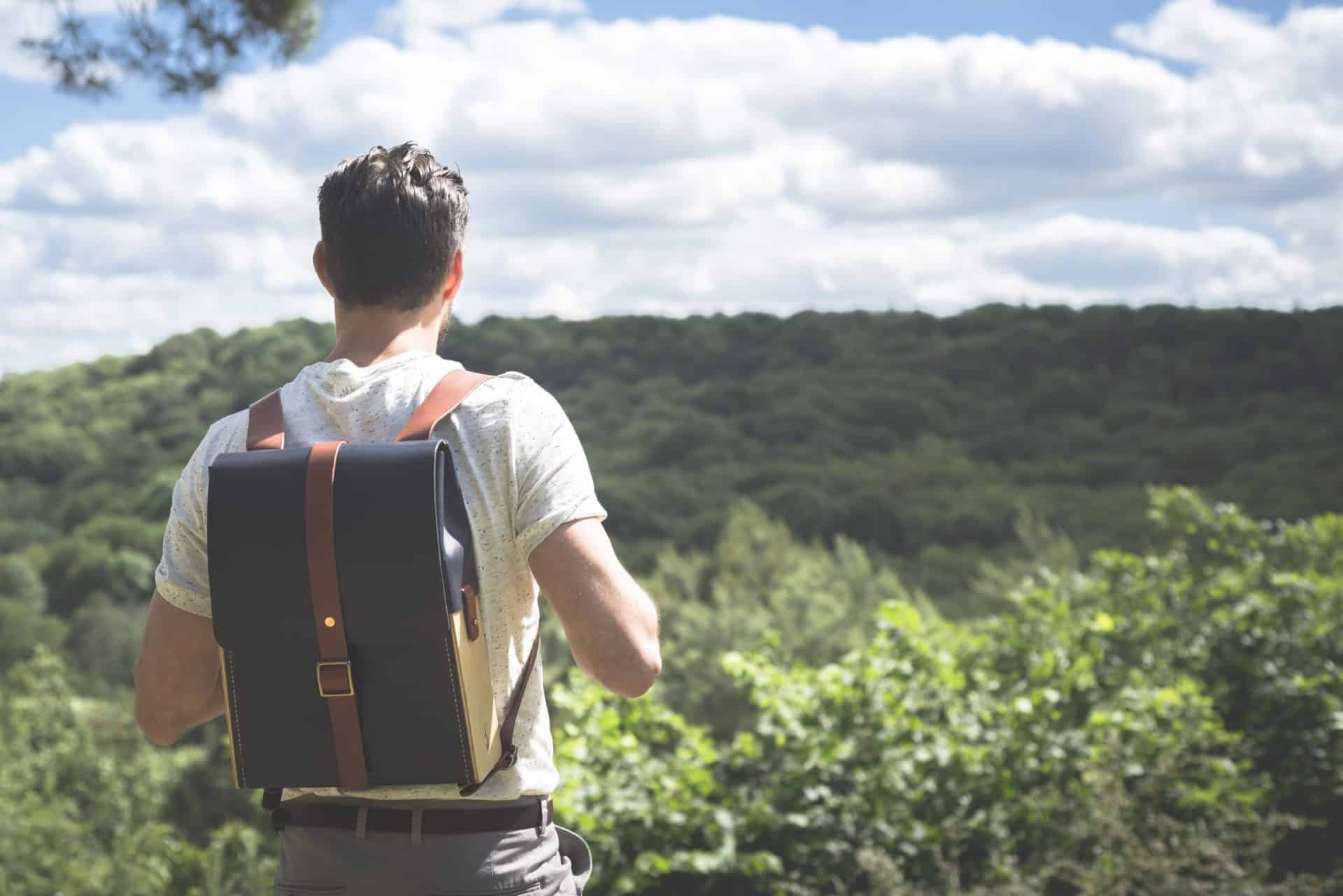 sac-a-dos-bois-cuir-damien-beal-porteur-creation Sac à dos en cuir naturel à tannage végétal et bois, marron papaya et miel, Le Porteur