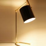 Lampe de bureau à poser en bois et laiton - La Girafe
