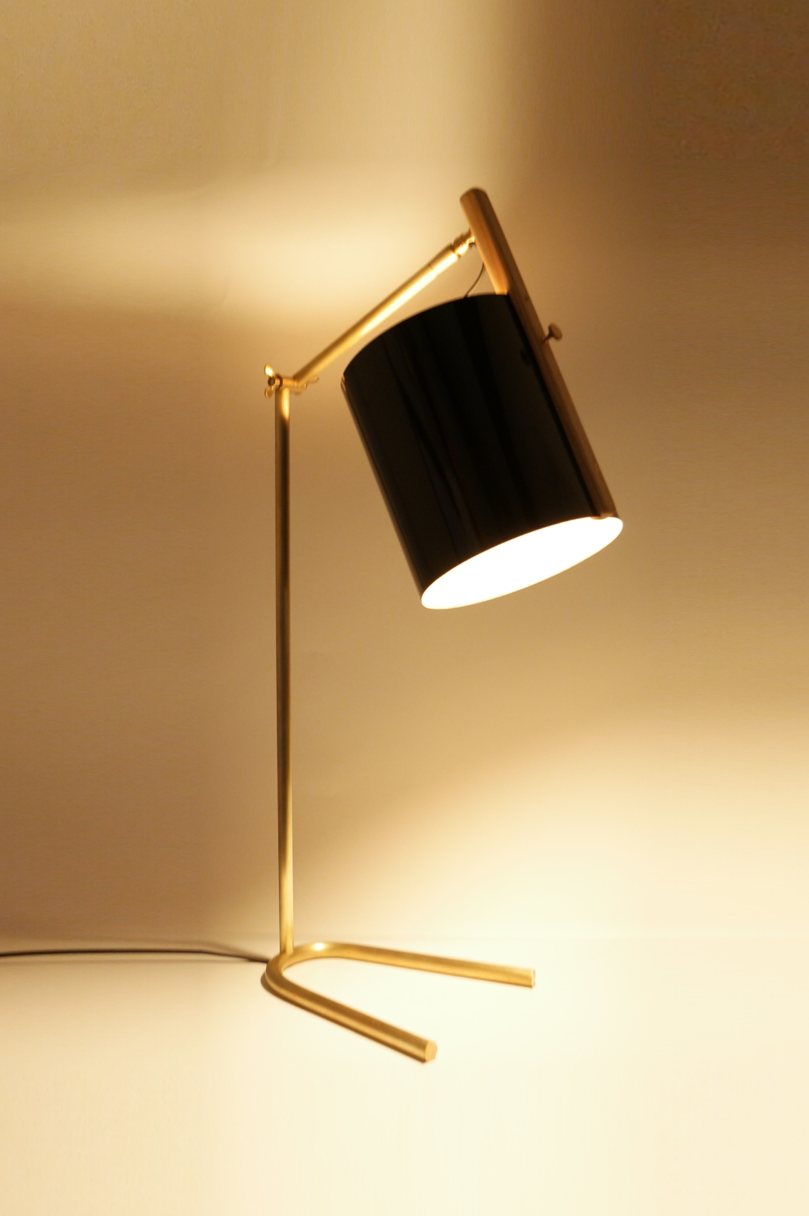 Lampe de bureau à poser en bois et laiton - La Girafe