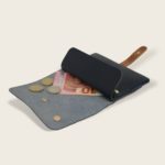Portefeuille, porte-monnaie, XS, petit format, en cuir naturel à tannage végétal et bois, bleu marine et whisky