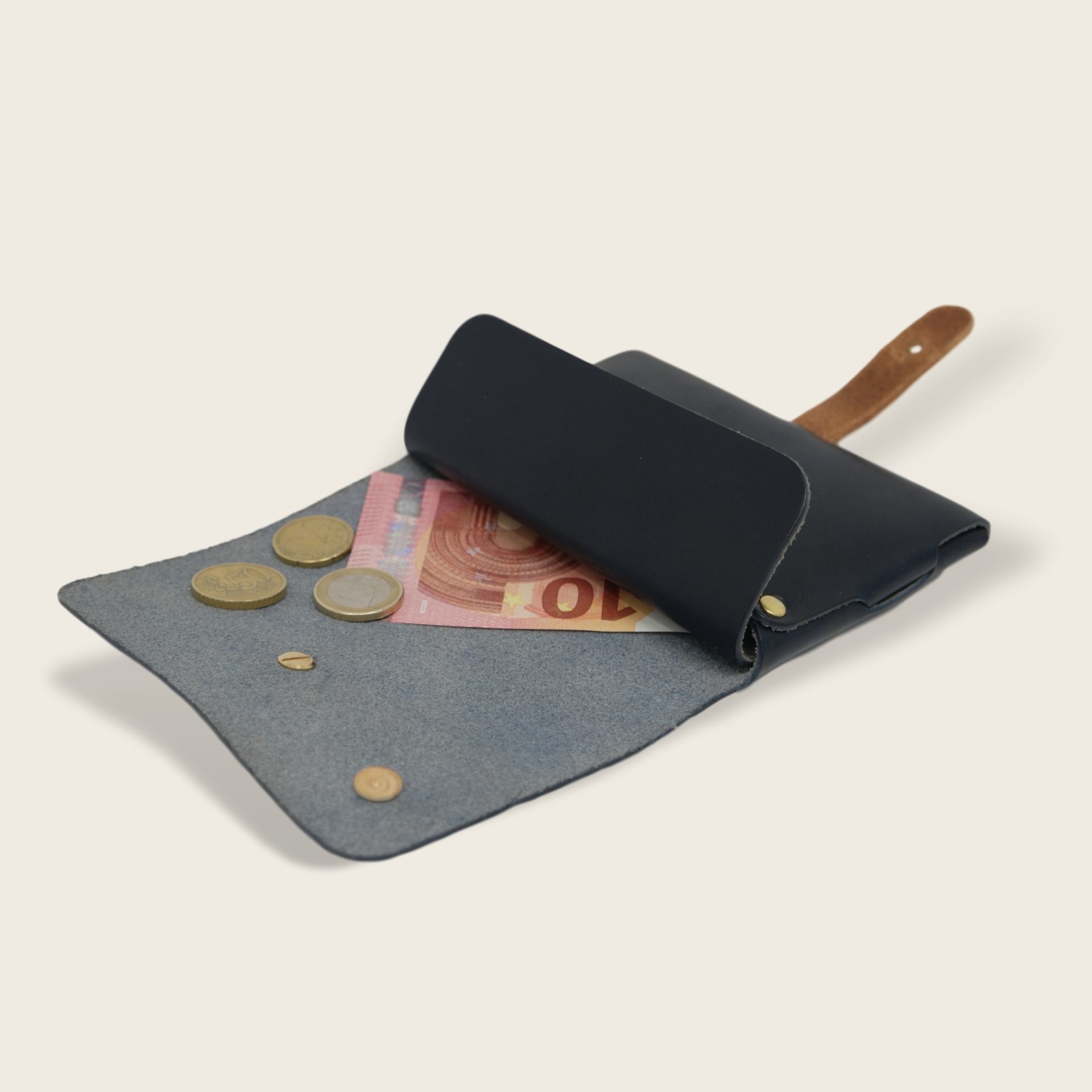 Portefeuille, porte-monnaie, XS, petit format, en cuir naturel à tannage végétal et bois, bleu marine et whisky