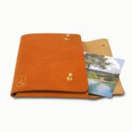 Le Passeport, pochette à documents, en cuir naturel, marron whisky, Damien Béal
