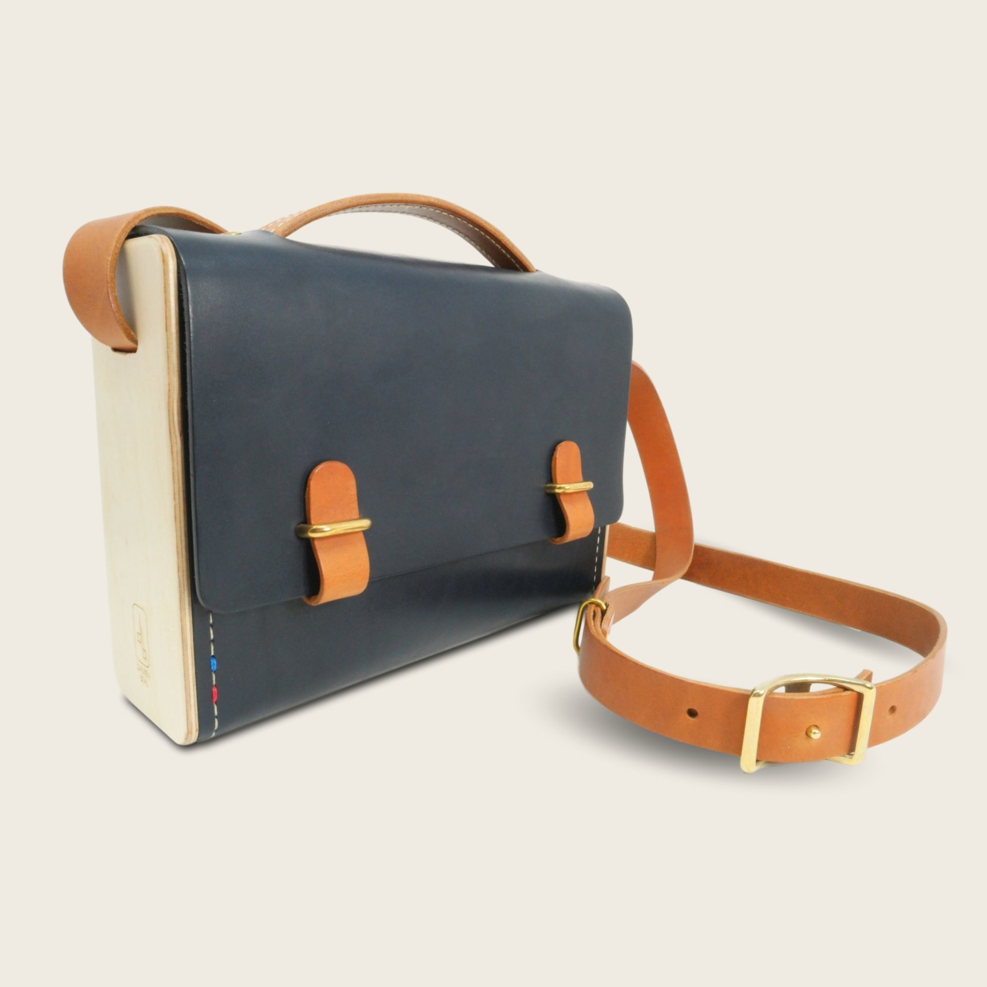 L'Entre Deux bleu marine et whisky Damien Béal HD 2_clipped_rev_6 Sac bandoulière en cuir naturel et bois de bouleau, bleu marine et whisky, L'Entre Deux