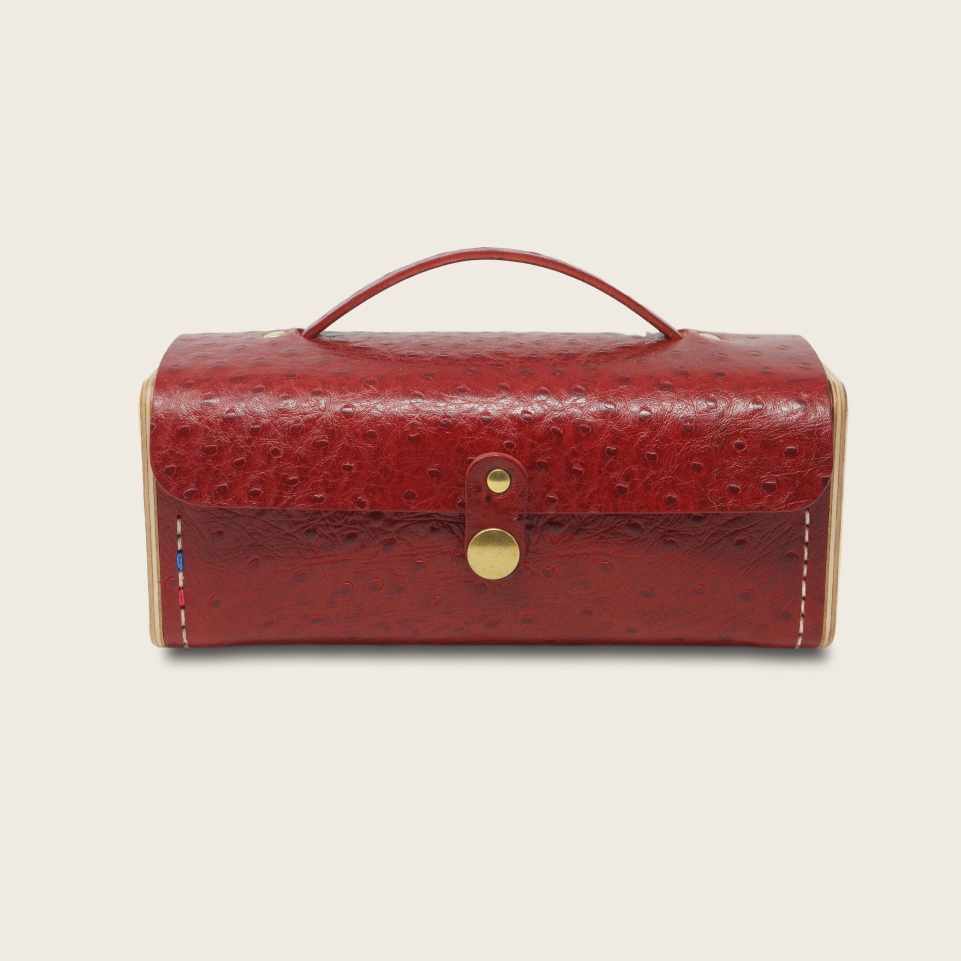 Le Minimum + rouge autruche bois et cuir Damien Béal_clipped_rev_2 Petit sac à main bandoulière en cuir naturel à tannage végétal et bois, rouge imprimé autruche, Le Minimum +