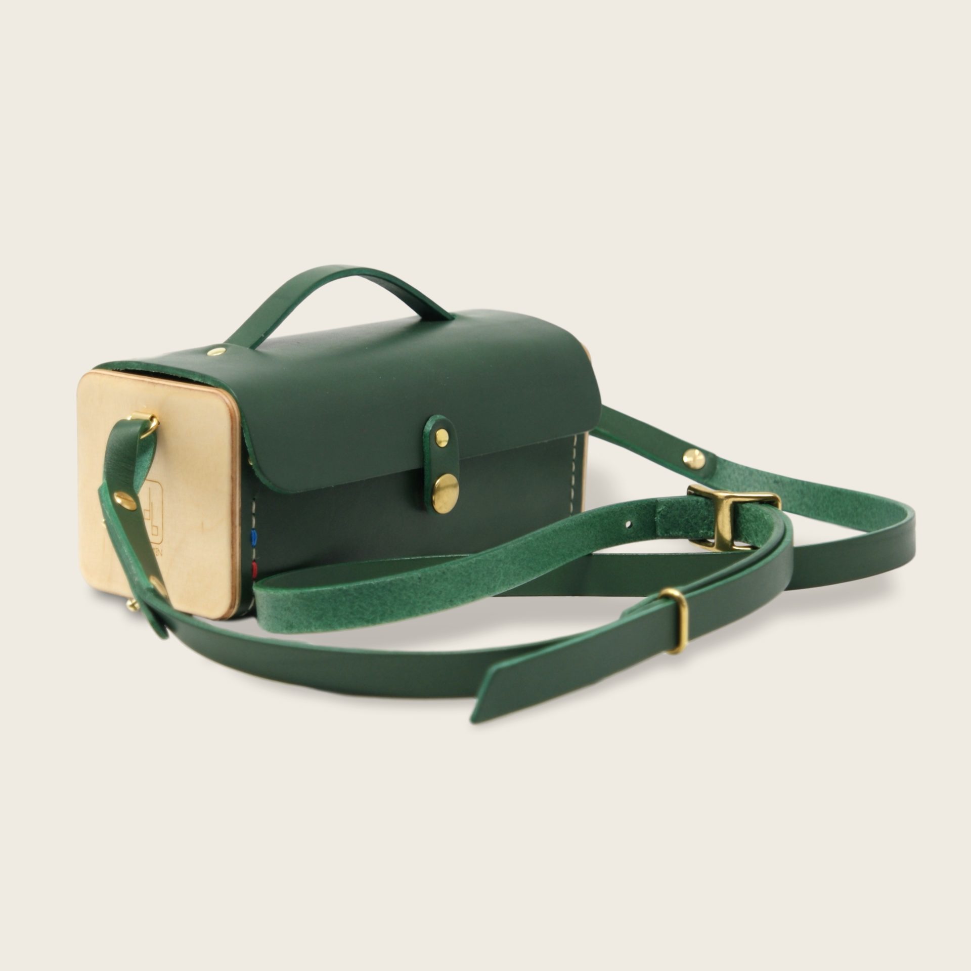 Le Minimum + vert bouteille bois et cuir Damien Béal 4_clipped_rev_3 Petit sac à main bandoulière en cuir naturel à tannage végétal et bois, vert, Le Minimum +