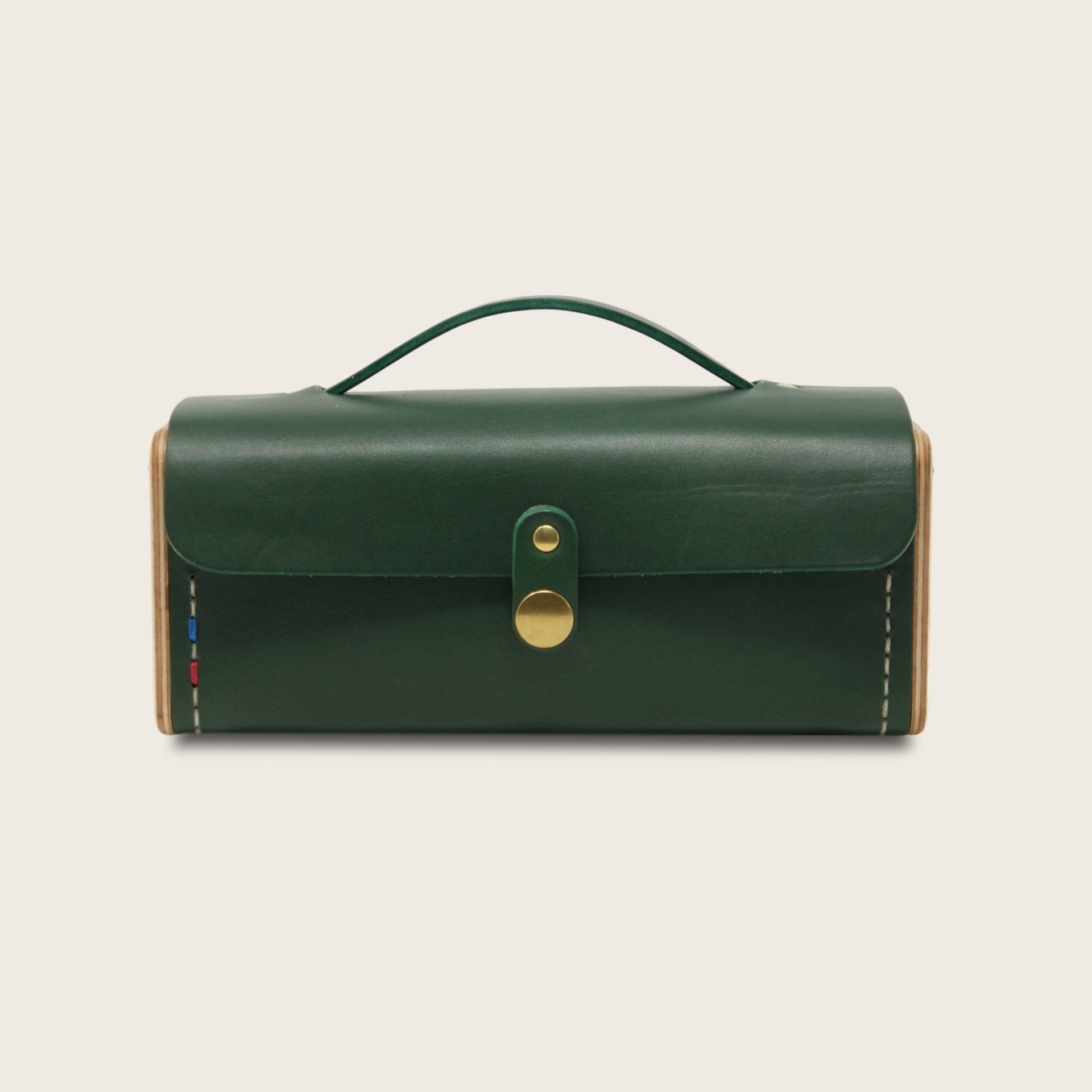 Le Minimum + vert bouteille bois et cuir Damien Béal_clipped_rev_2 Petit sac à main bandoulière en cuir naturel à tannage végétal et bois, vert, Le Minimum +