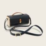 Petit sac à main bandoulière en cuir naturel à tannage végétal et bois, bleu marine et marron whisky, Le Minimum +