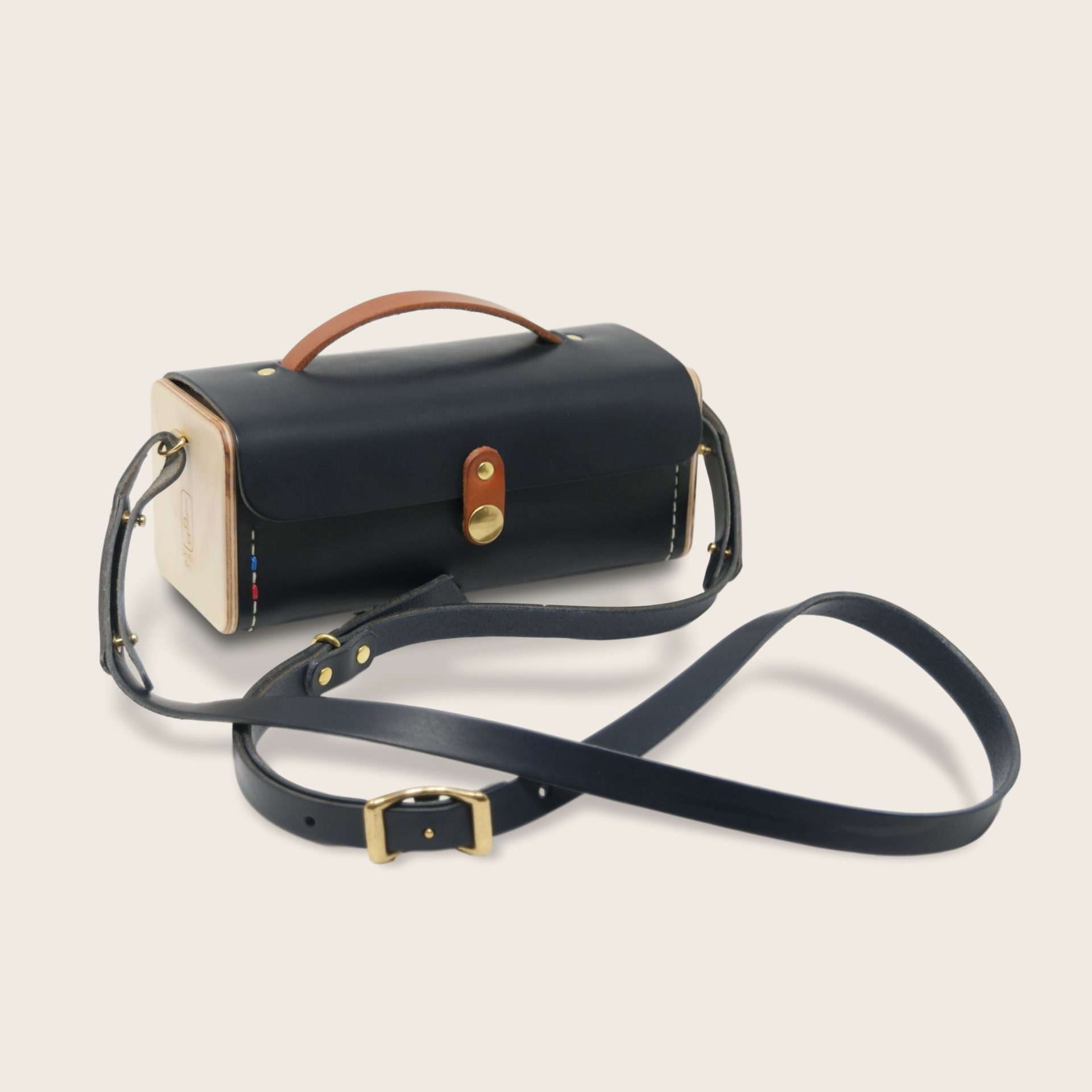 Minimum+_clipped_rev_5 Petit sac à main bandoulière en cuir naturel à tannage végétal et bois, bleu marine et marron whisky, Le Minimum +