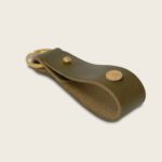 Porte-clés, en cuir naturel à tannage végétal et bois, vert olive
