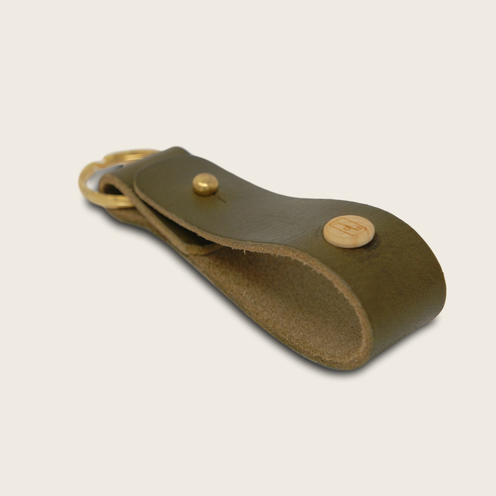 Le porte clés vert olive Damien Béal HD 3_clipped_rev_4 Porte-clés, en cuir naturel à tannage végétal et bois, vert olive