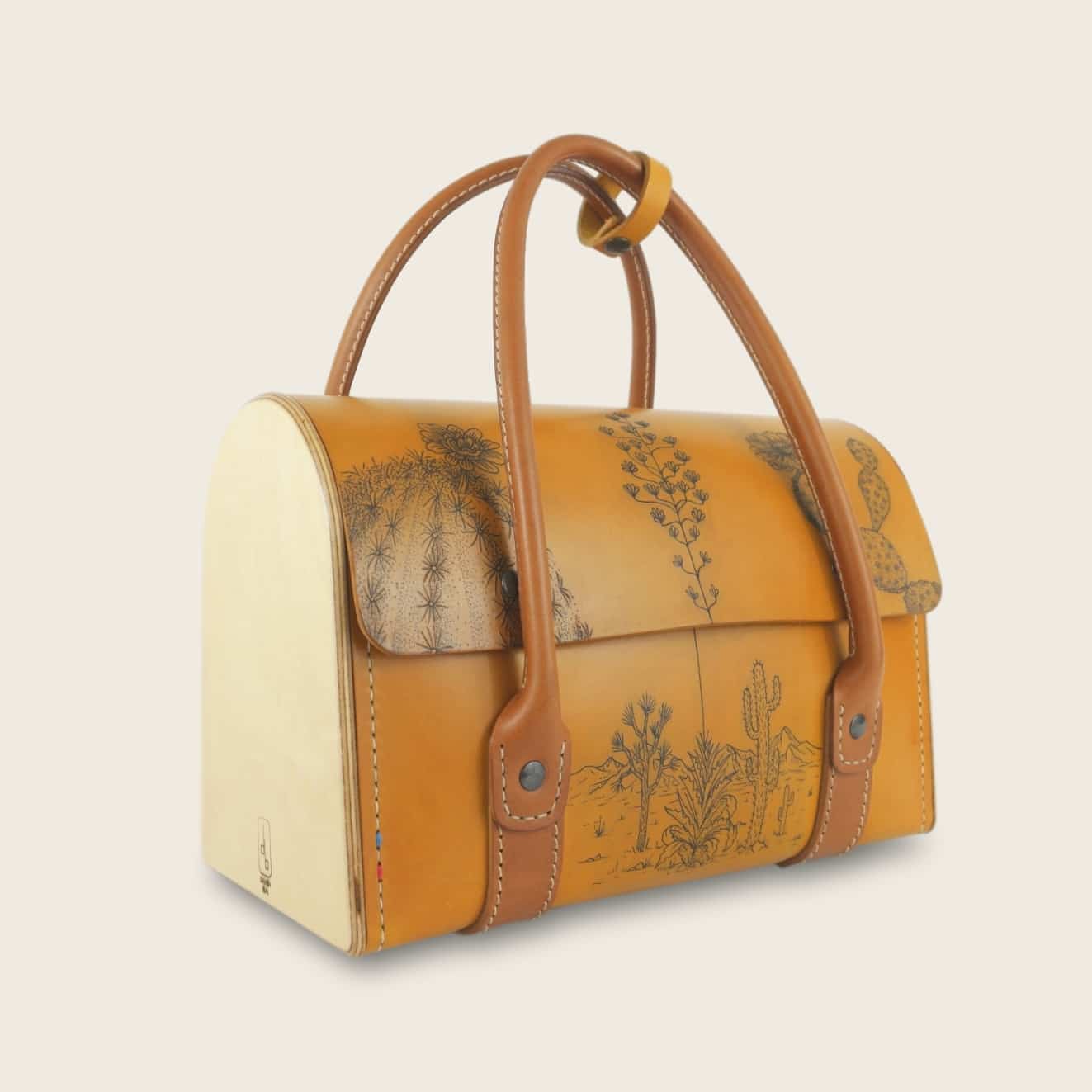Sac à main tatoué, tatouage, en cuir naturel et bois, jaune et marron papaya, collaboration L'Artisan Tatoueur et Damien Béal, L'Invité