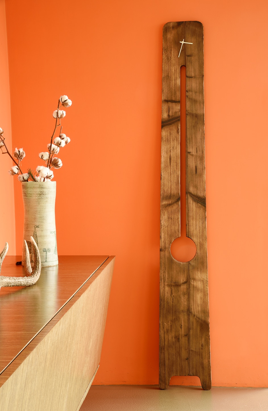 Horloge moderne en bois brûlé - La Comtoise