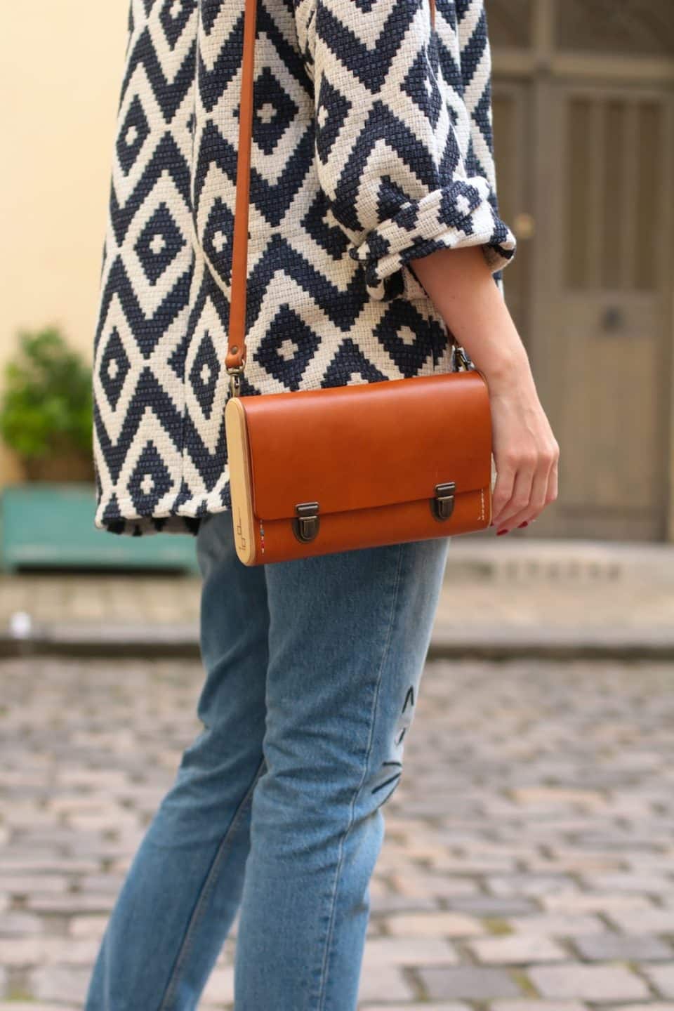 Sac à main pochette porté par Slanelle, Le Strict Minimum whisky