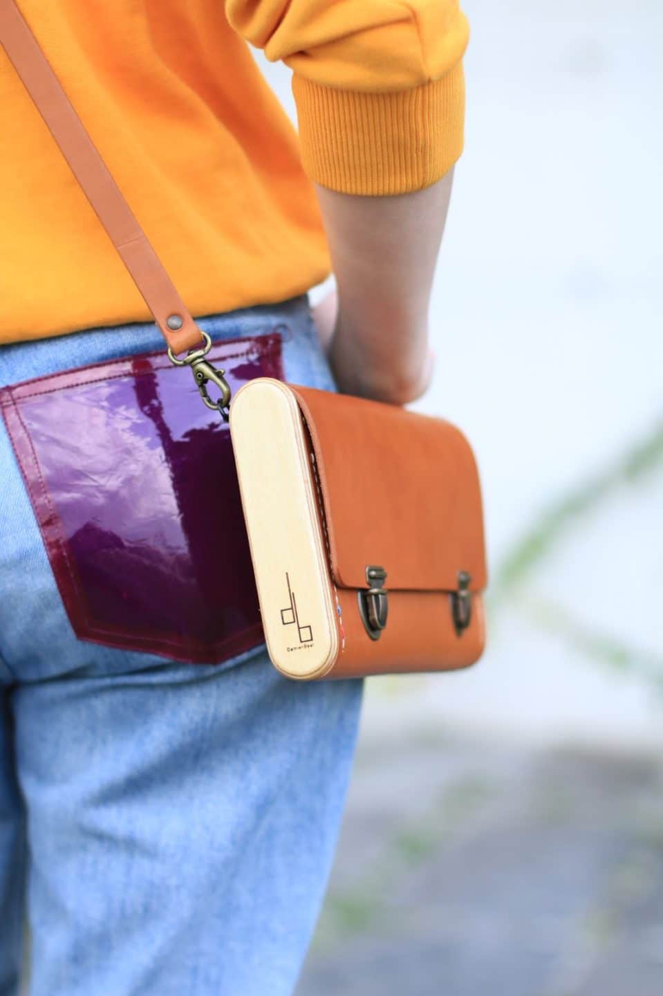 Sac à main pochette porté par Slanelle, Le Strict Minimum whisky