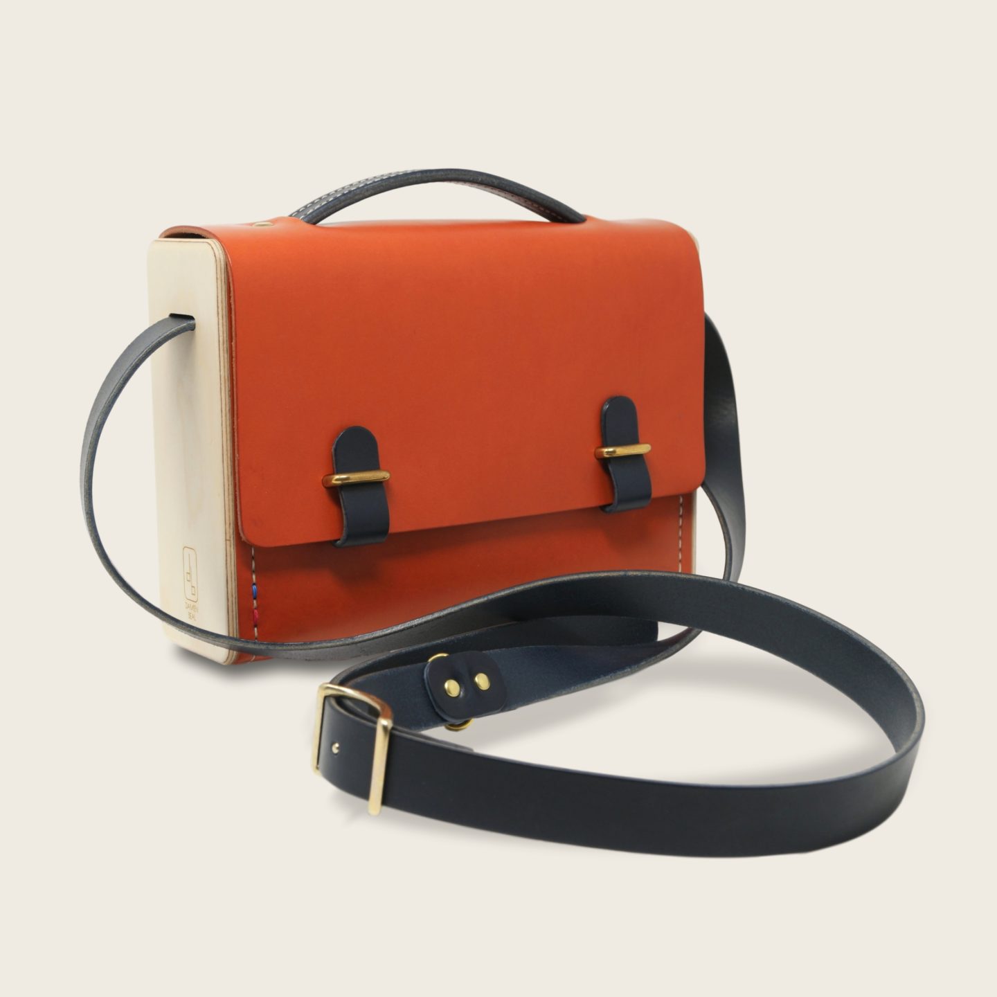 Sac bandoulière en cuir naturel à tannage végétal et bois, orange et bleu marine, L'Entre Deux