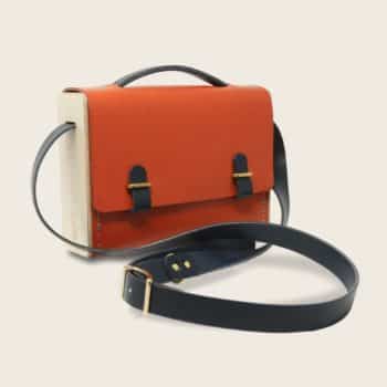 Sac bandoulière en cuir naturel à tannage végétal et bois, orange et bleu marine, L'Entre Deux
