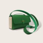 L'Insolent-sac bandoulière en bois et cuir-gazon bouteille-Damien Béal Besace, sac bandoulière en cuir naturel à tannage végétal et bois, vert gazon, L'Insolent
