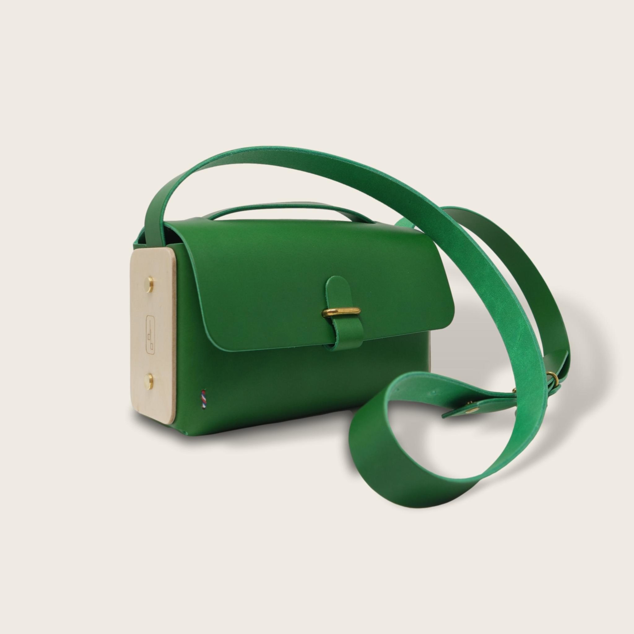 Besace, sac bandoulière en cuir naturel à tannage végétal et bois, vert gazon, L'Insolent