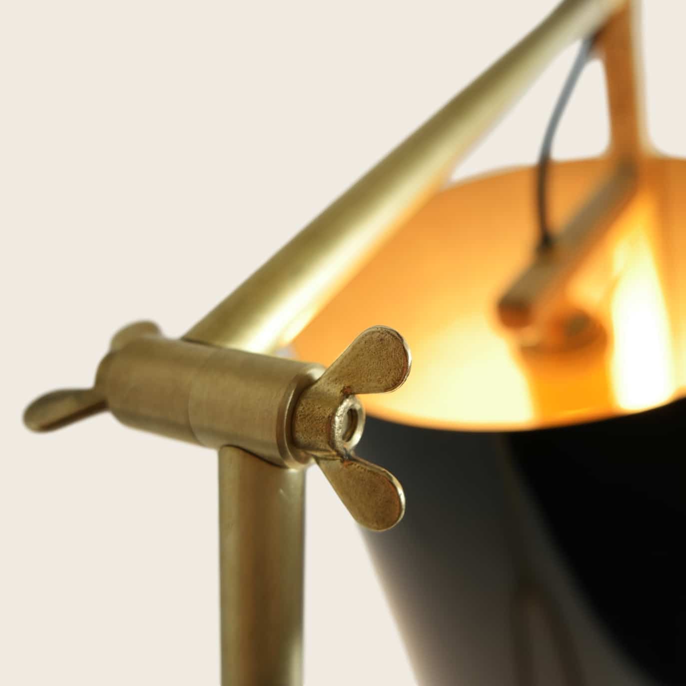 Lampe de bureau à poser en bois et laiton - La Girafe