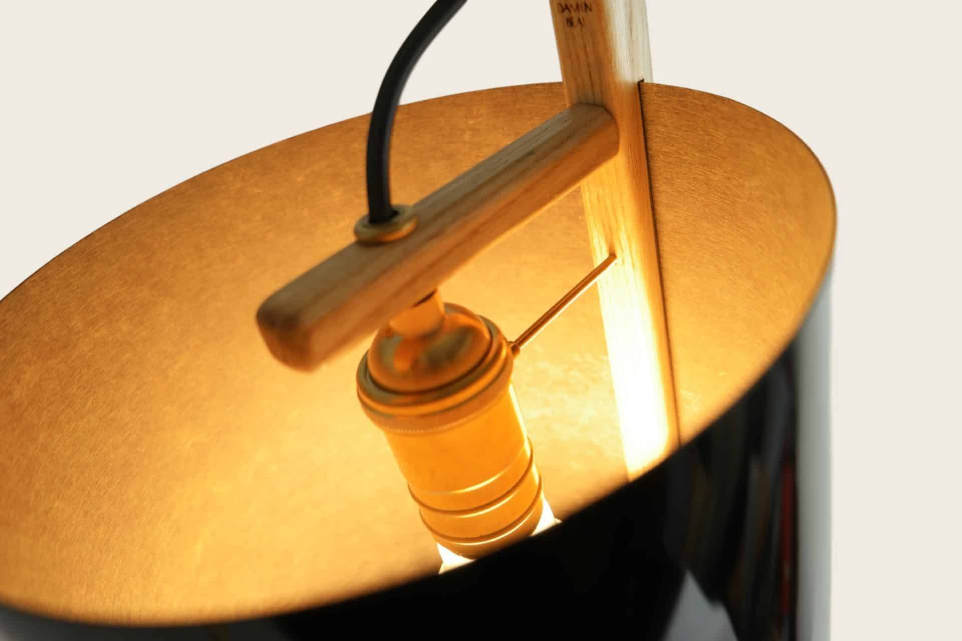 Lampe de bureau à poser en bois et laiton - La Girafe