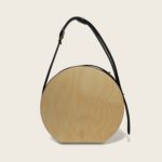 Le Chapelier bleu marine Damien Béal HD_clipped_rev_2 Sac à main tendance rond, en cuir naturel à tannage végétal et bois, bleu marine, Le Myro