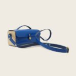 Petit sac à main bandoulière en cuir naturel à tannage végétal et bois, bleu électrique, Le Minimum +