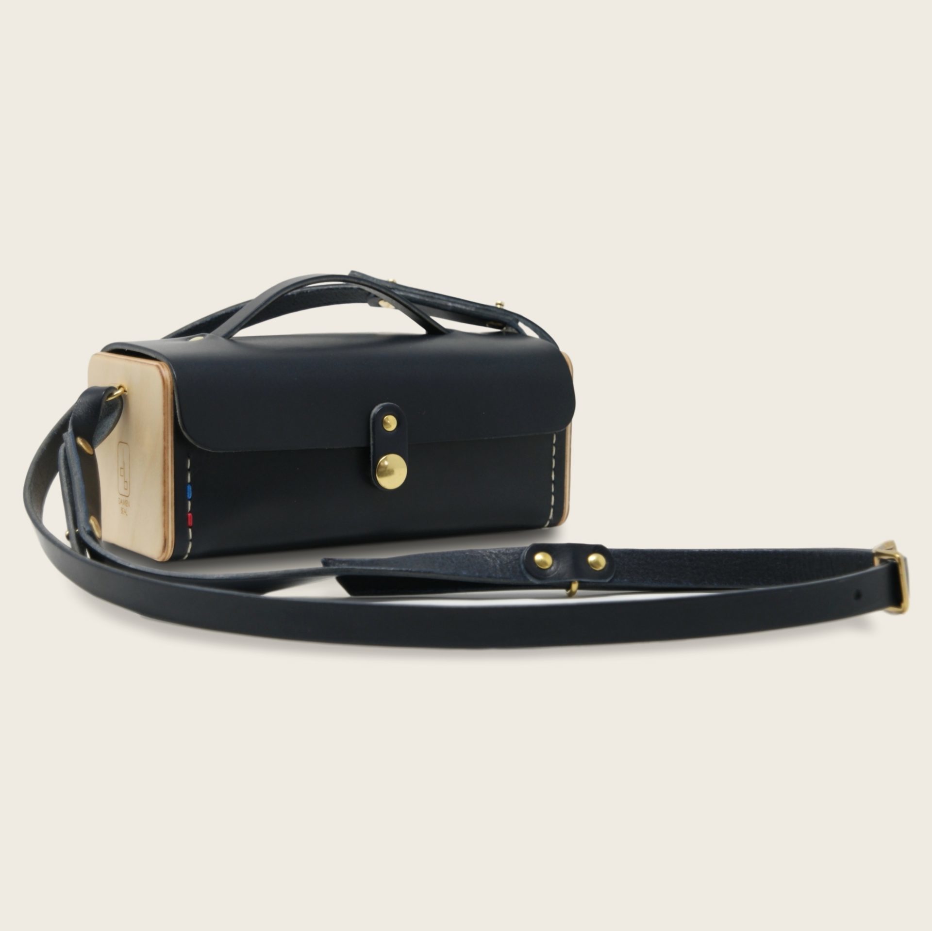 Petit sac bandoulière en cuir naturel à tannage végétal et bois, bleu marine, Le Minimum +