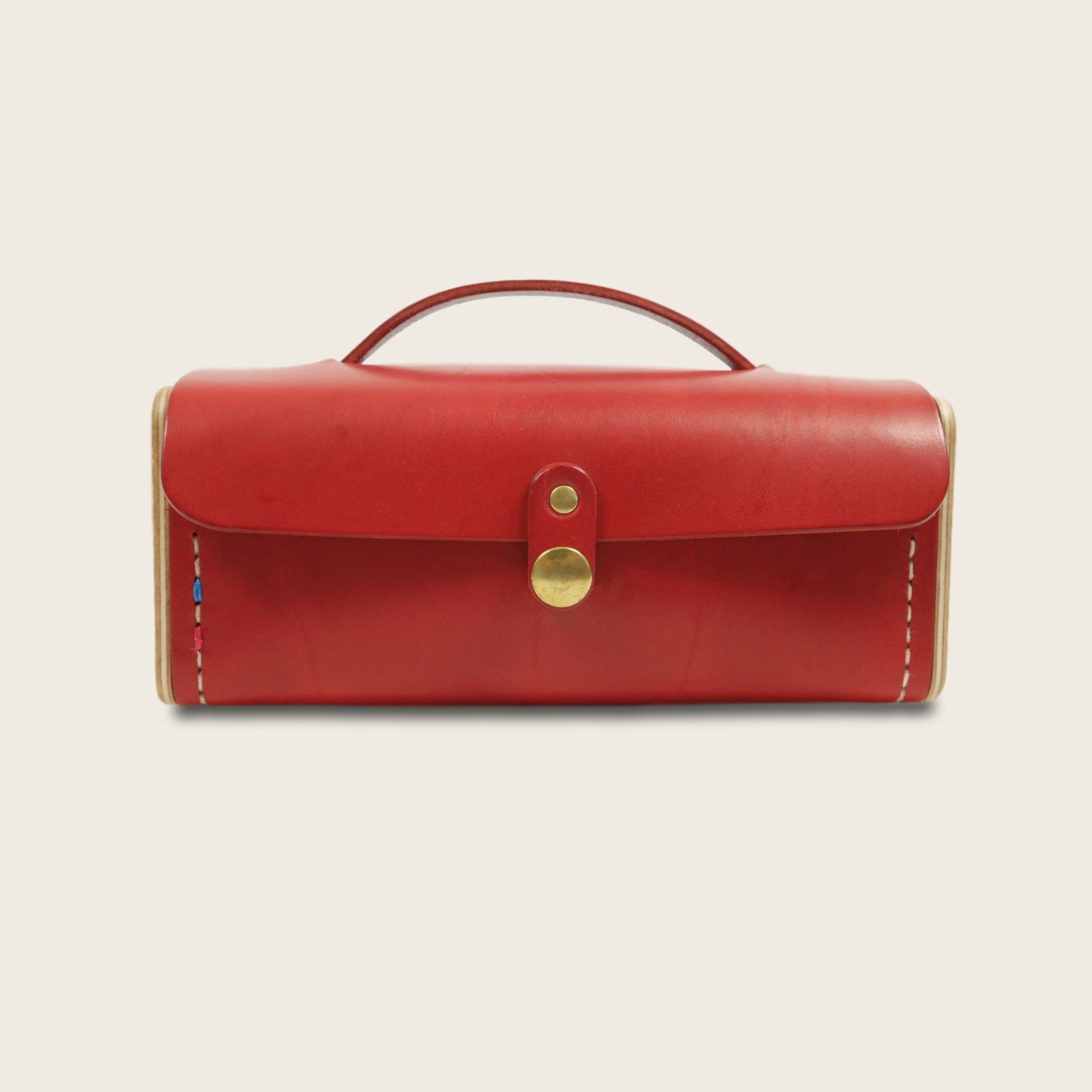 Le Minimum rouge cuir et bois Damien Béal_clipped_rev_2 Trousse en cuir naturel à tannage végétal et bois, rouge, Le Minimum