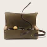 Etui à boules de pétanque en cuir naturel à tannage végétal et bois, vert et marron chocolat, Le Bouliste