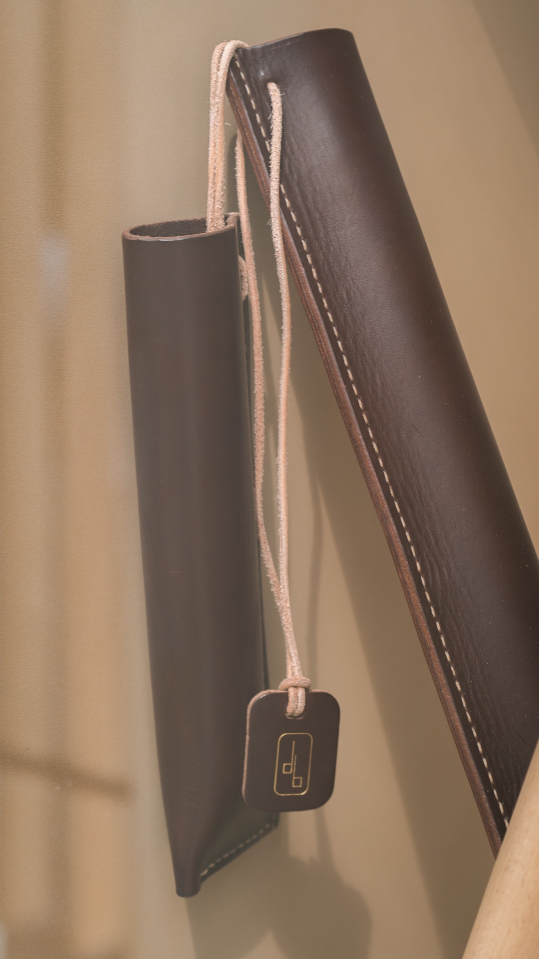 Etui fourreau du bâton en bois et cuir pour frapper les 3 coups au théâtre - Biennale Révélations 2019 Grand Palais ,Le Brigadier