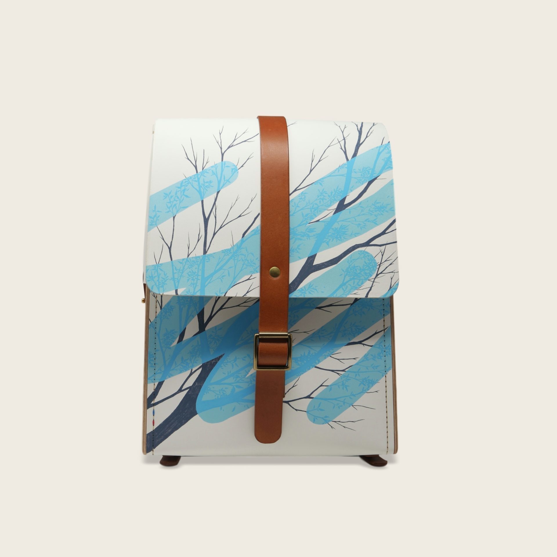 Sac à dos en cuir naturel et bois illustré par Enfants Sauvages (Monsta et Melle Terite), Le Porteur Sauvage