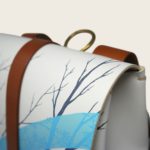 Sac à dos en cuir naturel et bois illustré par Enfants Sauvages (Monsta et Melle Terite), Le Porteur Sauvage